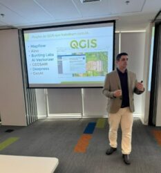 Open Source Geotechnologies training with QGIS software in São Paulo